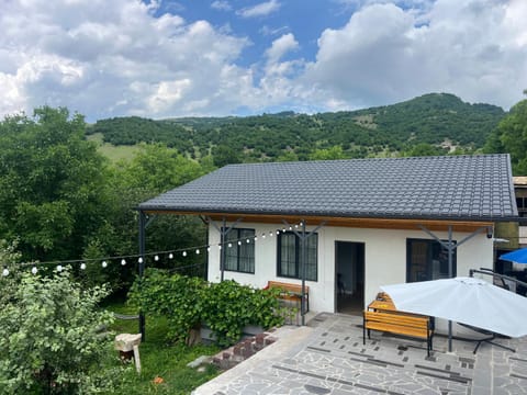 Property building, Day, Garden, Dining area