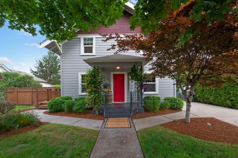 Facade/entrance, BBQ facilities, Decorative detail, Entertainment, children, young children, pet friendly