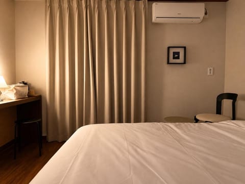 Bed, Photo of the whole room, Bedroom, air conditioner