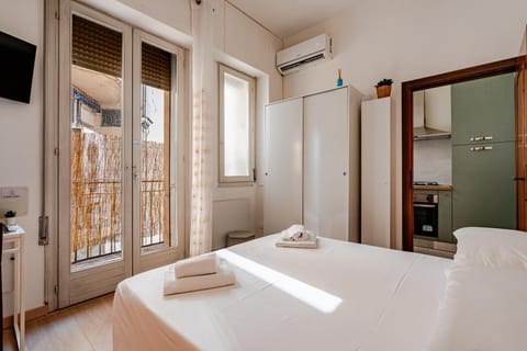 Balcony/Terrace, wardrobe, air conditioner