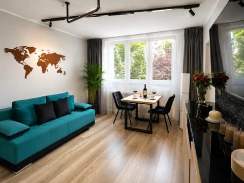 Communal lounge/ TV room, TV and multimedia, Living room, Seating area, Dining area, Bedroom