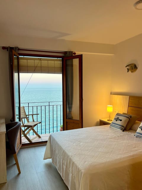 Bed, Natural landscape, View (from property/room), Balcony/Terrace, Photo of the whole room, Bedroom, Sea view