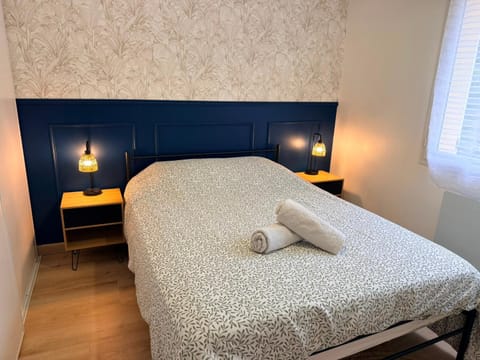 Bed, Bedroom, towels