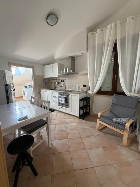 Kitchen or kitchenette, Dining area, oven, stove