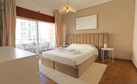 Photo of the whole room, Seating area