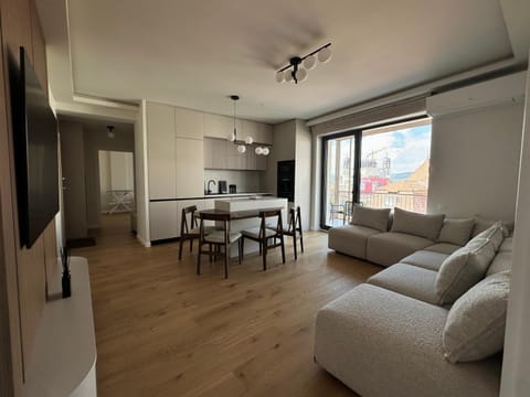 Kitchen or kitchenette, Living room, Seating area, Dining area