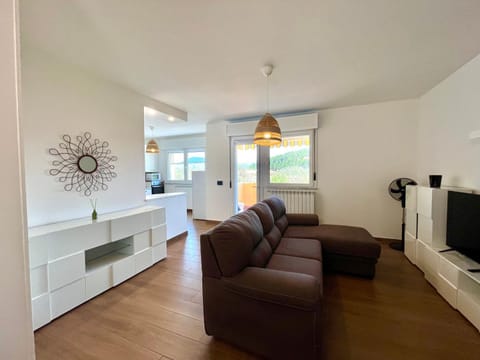 Communal lounge/ TV room, TV and multimedia, Living room