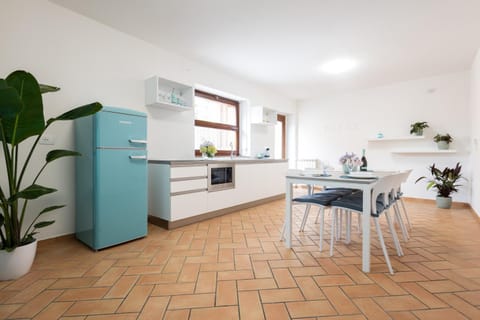 Kitchen or kitchenette, Dining area, minibar, oven, pet friendly, stove