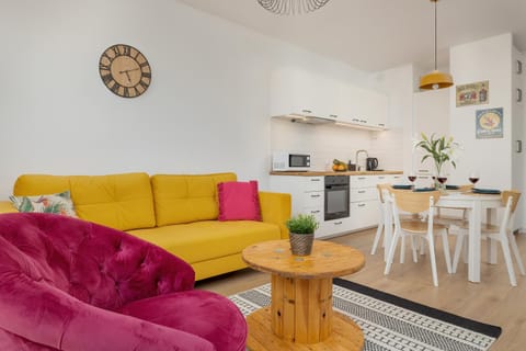 Kitchen or kitchenette, Living room, Seating area, Dining area
