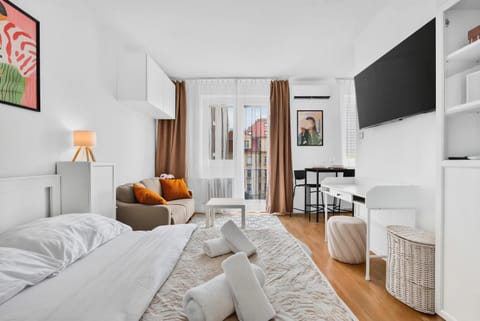 Bed, TV and multimedia, Living room, Photo of the whole room, Seating area, Evening entertainment, Bedroom