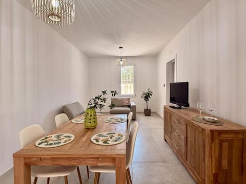 TV and multimedia, Living room, Seating area, Dining area