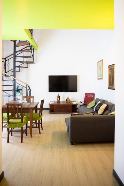 TV and multimedia, Living room, Seating area, Evening entertainment