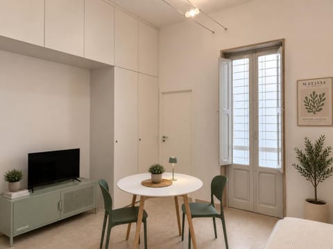 TV and multimedia, Living room, Seating area, Dining area
