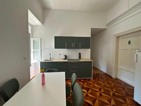 Dining area, Time of day, dishwasher, stove, washing machine, kitchen