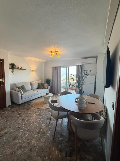 TV and multimedia, Living room, Photo of the whole room, Seating area, Dining area