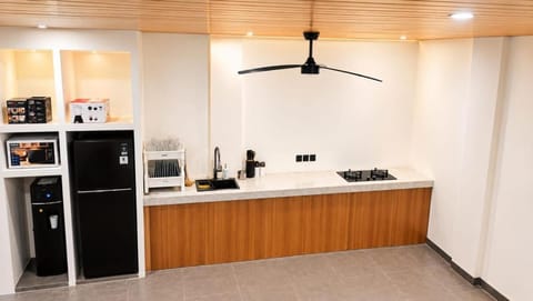 Coffee/tea facilities, Kitchen or kitchenette, minibar, stove