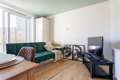Communal lounge/ TV room, TV and multimedia, Living room, Seating area, Evening entertainment