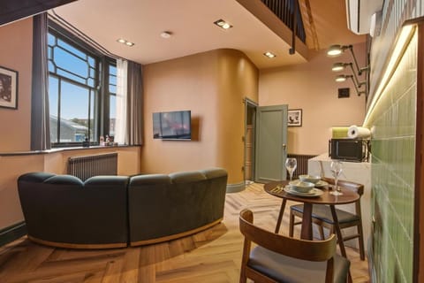 Kitchen or kitchenette, Living room, Seating area, Dining area