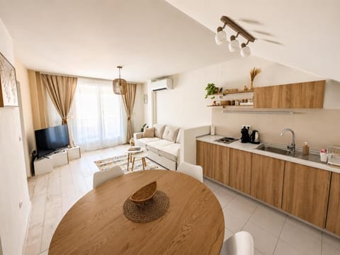 Coffee/tea facilities, Kitchen or kitchenette, Living room, Seating area, Dining area, air conditioner