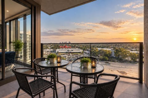 View (from property/room), Balcony/Terrace, Dining area, City view