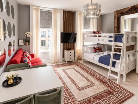 Bed, TV and multimedia, Living room, Photo of the whole room, Seating area, Dining area, Bedroom