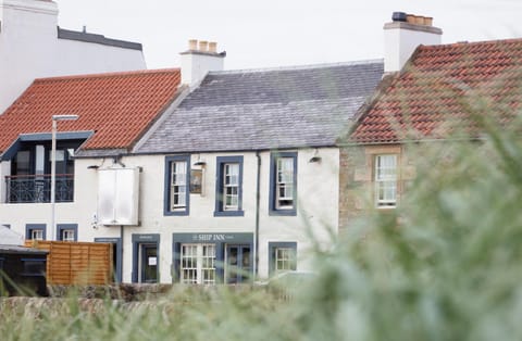 Property building, Facade/entrance, BBQ facilities, Balcony/Terrace, Lounge or bar, Beach, Lunch, Dinner, Alcoholic drinks, Non alcoholic drinks, Certificate/Award