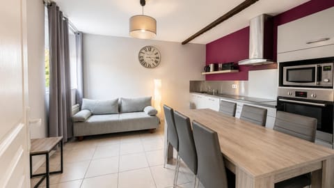 Kitchen or kitchenette, Seating area