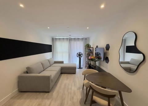 Communal lounge/ TV room, TV and multimedia, Living room, Seating area, heating