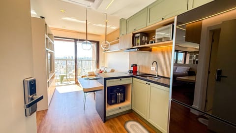 Kitchen or kitchenette, Dining area