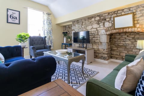 TV and multimedia, Living room, Seating area, Evening entertainment