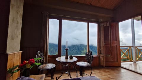 View (from property/room), Dining area, Mountain view