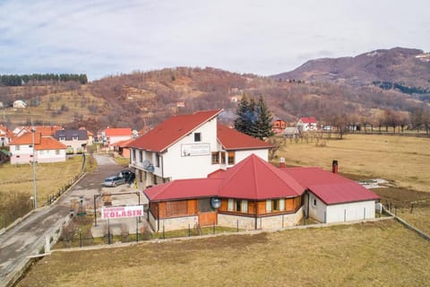Property building, Day, Natural landscape, Bird's eye view, Mountain view, Street view, Parking