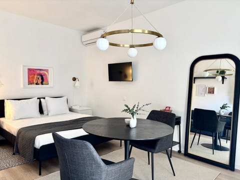 Bed, Dining area, air conditioner