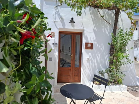 Property building, Patio, Facade/entrance, Garden, Dining area