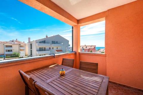 View (from property/room), Balcony/Terrace, Seating area, City view, Sea view