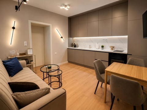 TV and multimedia, Kitchen or kitchenette, Living room, Seating area, Dining area