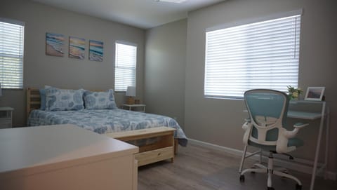 Bed, Photo of the whole room, Seating area, Bedroom
