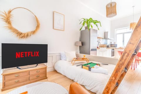 Communal lounge/ TV room, Bed, TV and multimedia, Living room, Photo of the whole room, Seating area, Dining area, Bedroom