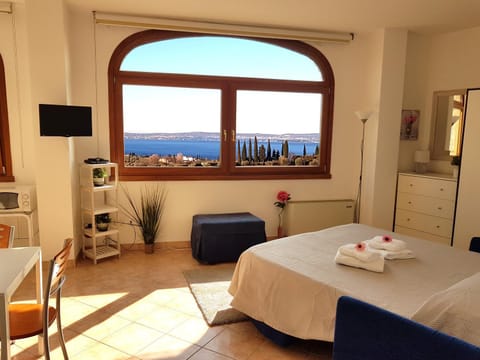 Home Suite Home Apartment in Cavaion Veronese
