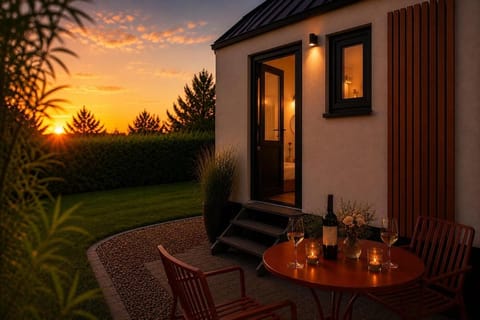 Property building, Patio, Day, Garden, Dining area, Garden view, Alcoholic drinks, Sunrise, Sunset