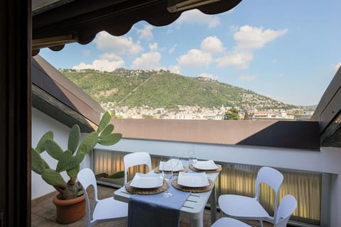 Balcony/Terrace, Dining area, Mountain view