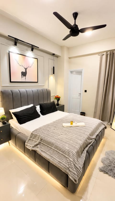 Bed, TV and multimedia, Living room, Photo of the whole room, Seating area, Bedroom, fireplace