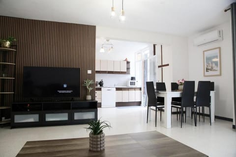 Communal lounge/ TV room, TV and multimedia, Kitchen or kitchenette, Living room, Seating area, Dining area, Evening entertainment, air conditioner