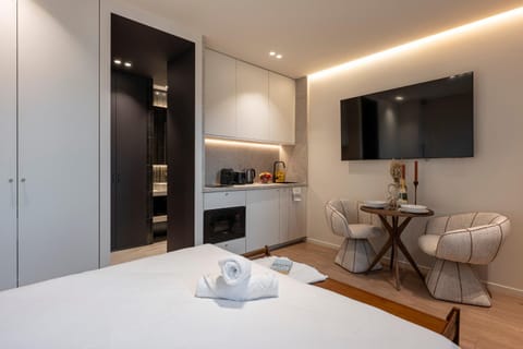 Bed, TV and multimedia, Kitchen or kitchenette, Photo of the whole room, Seating area, Dining area, towels