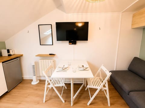 TV and multimedia, Seating area, Dining area