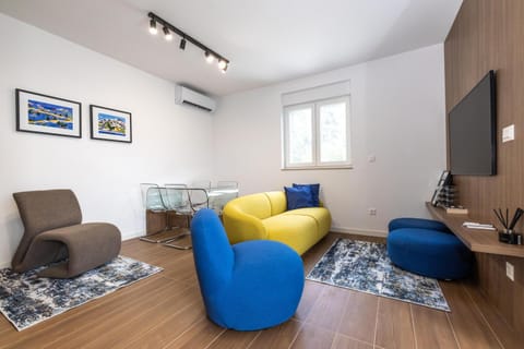 TV and multimedia, Living room, Seating area, air conditioner