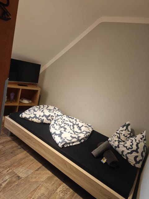 Bed, Photo of the whole room, Bedroom, towels