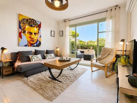 Living room, Decorative detail, Seating area