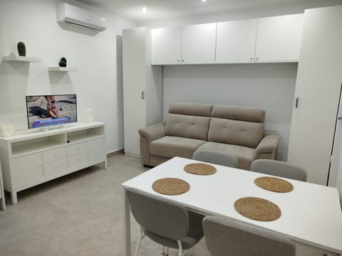 TV and multimedia, Kitchen or kitchenette, Living room, Seating area, Dining area, air conditioner