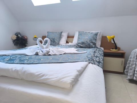 Bed, Photo of the whole room, towels